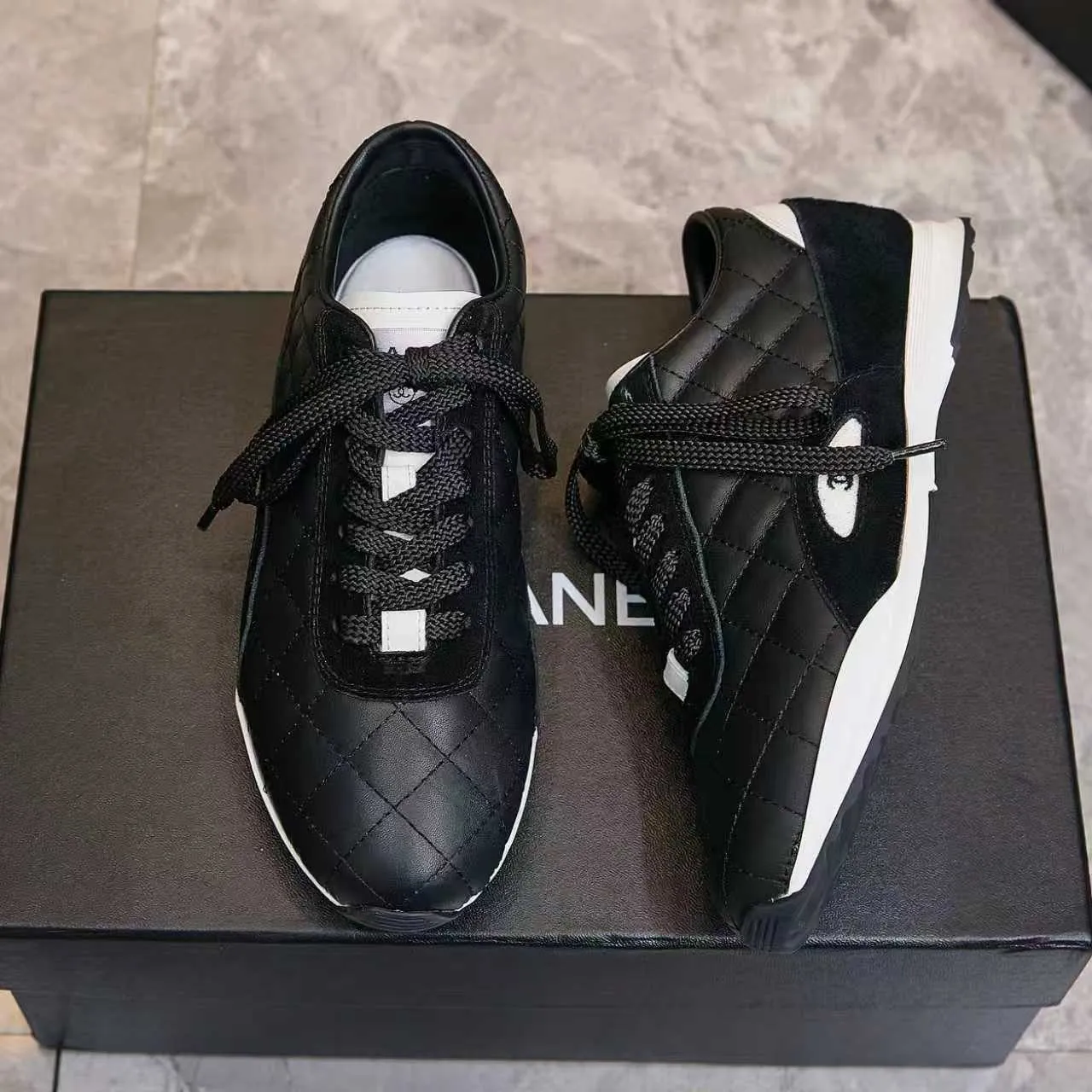 p560 Chanel Chanel - 2025 counter top casual sports shoes This classic design; the upper is electro-embroidered with a variety of techniques; the outsole is fashionable and sporty; the extraordinary inclusion of a variety of color matching elements... The diversified mix and match is very good-looking and versatile, casual, fashionable, sports and outdoor can be taken into account... ꫛꫀꪝ Go➫ Material: ❶Upper made of: original imported high silk cowhide suede ❷Inner use: Original imported breathable mesh ❸ Outsole based on: Original TPU combination outsole Counter boutique packaging complete set Female 35–41 Male 38-46